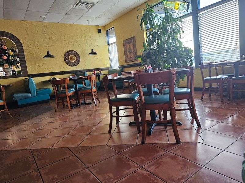 A Cheerful, Old-School Dining Room