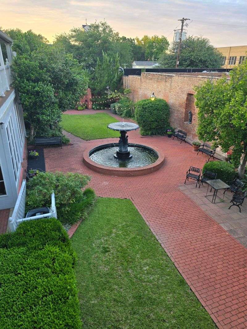 A Courtyard That Feels Miles From Anywhere A Courtyard That Feels Miles From Anywhere