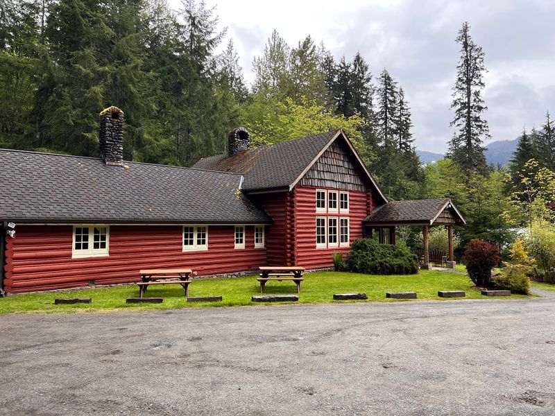 A Creekside Home Base Beside the Park Gate