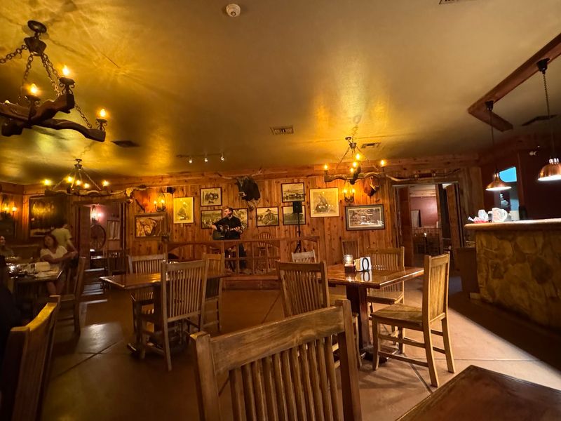 A Dining Room Steeped in Western Character A Dining Room Steeped in Western Character
