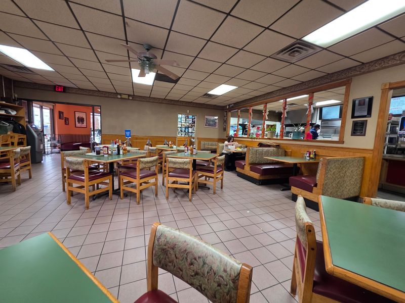 A Dining Room Stuck in the Best Decade