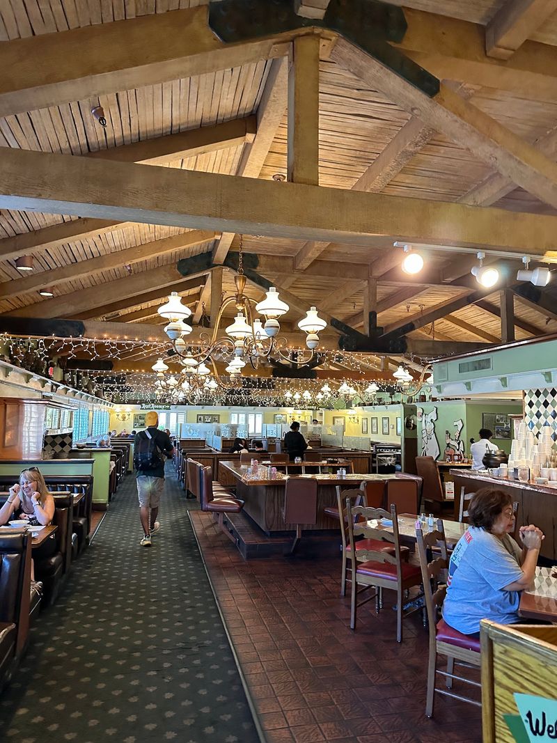 A Family Pit Stop With Old-Fashioned Charm A Family Pit Stop With Old-Fashioned Charm