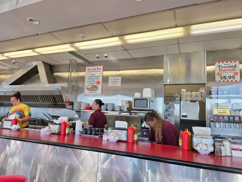 A Kitchen Crew That Moves Like Clockwork A Kitchen Crew That Moves Like Clockwork