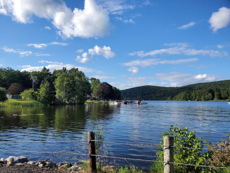 A Lakeside Retreat in New Preston