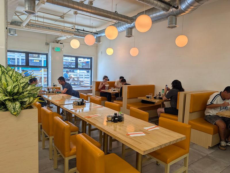 A Pared-Down Room With No Pretense A Pared-Down Room With No Pretense