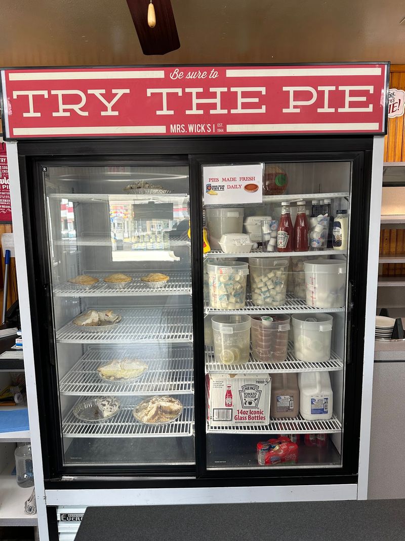 A Pie Case That Tempts Everyone