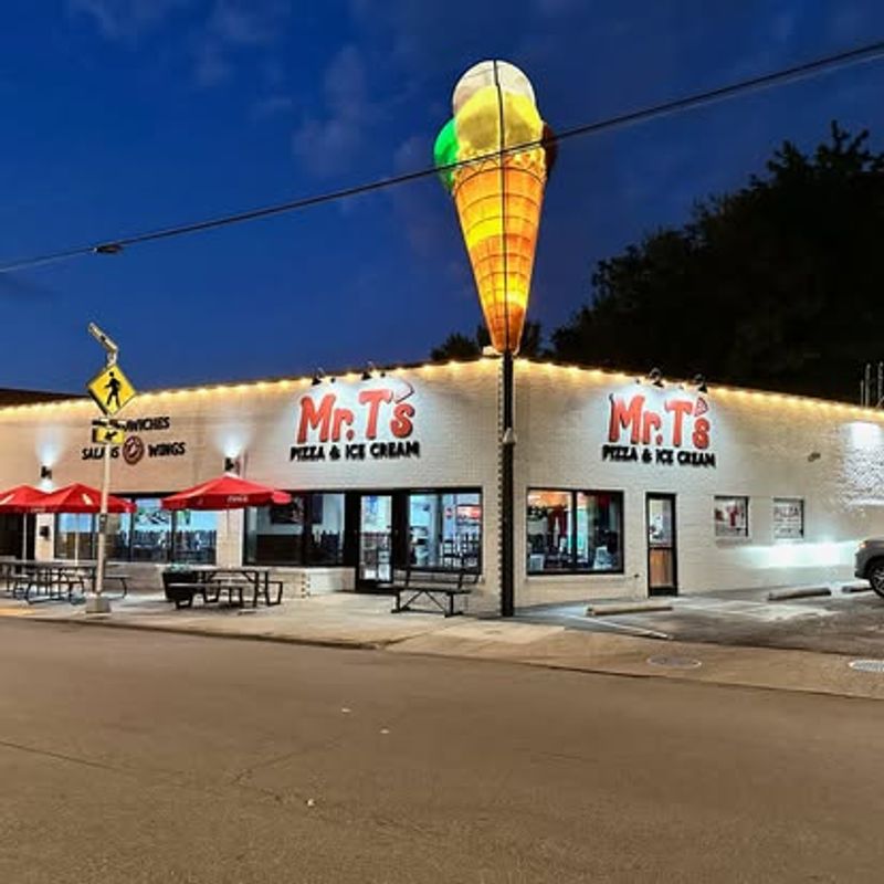 A Pizza Parlor at the Foot of Lookout Mountain