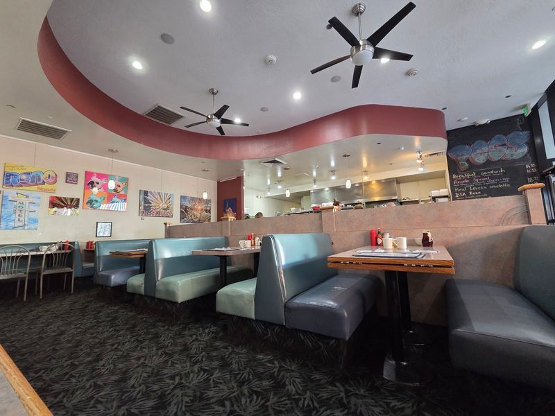 A Retro Diner That Wears Its Age
