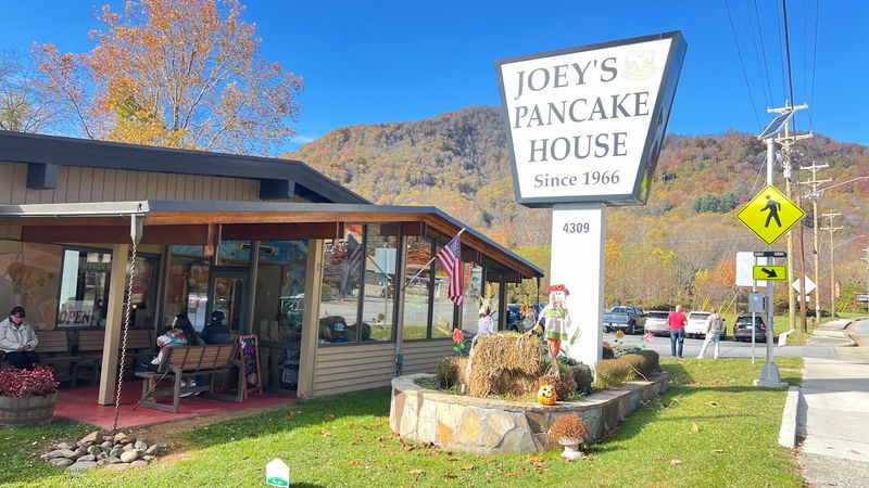 A Roadside Landmark Since 1966