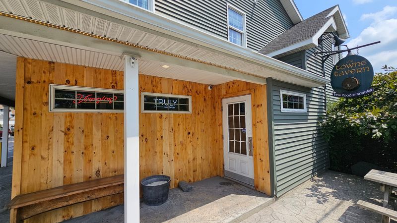 A Roadside Tavern on Route 43