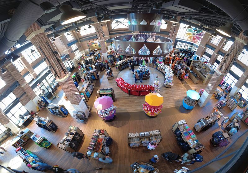 A Shopping Floor Built for Big Appetites A Shopping Floor Built for Big Appetites