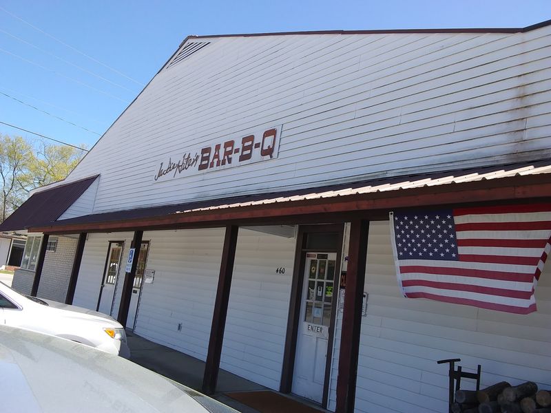 A Small-Town Pit Off the Railroad