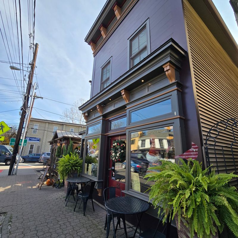 A Snug Spot On Bridge Street
