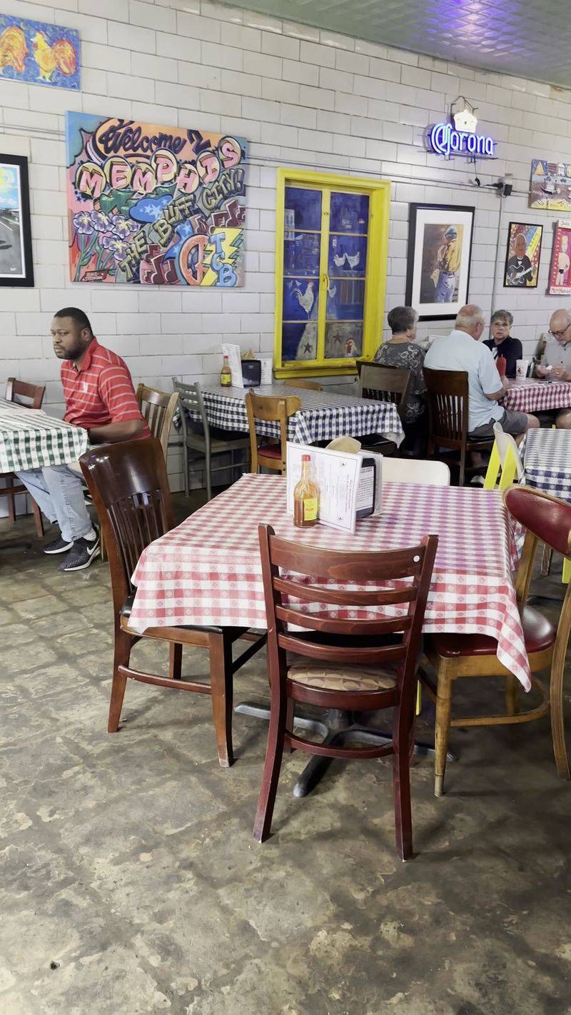 A Table for Locals and Globetrotters