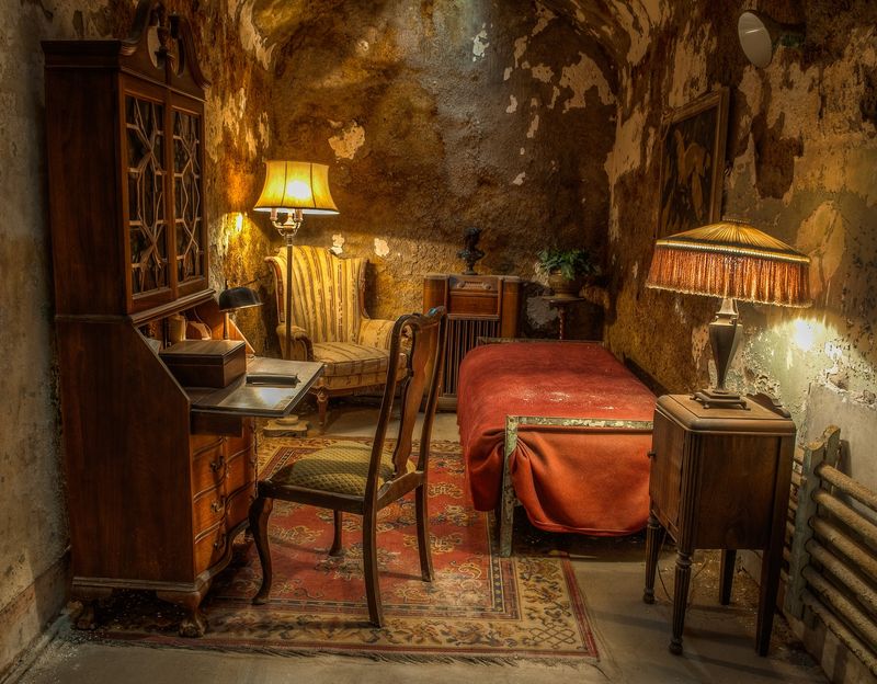 Al Capone's Surprisingly Cozy Quarters Al Capone's Surprisingly Cozy Quarters
