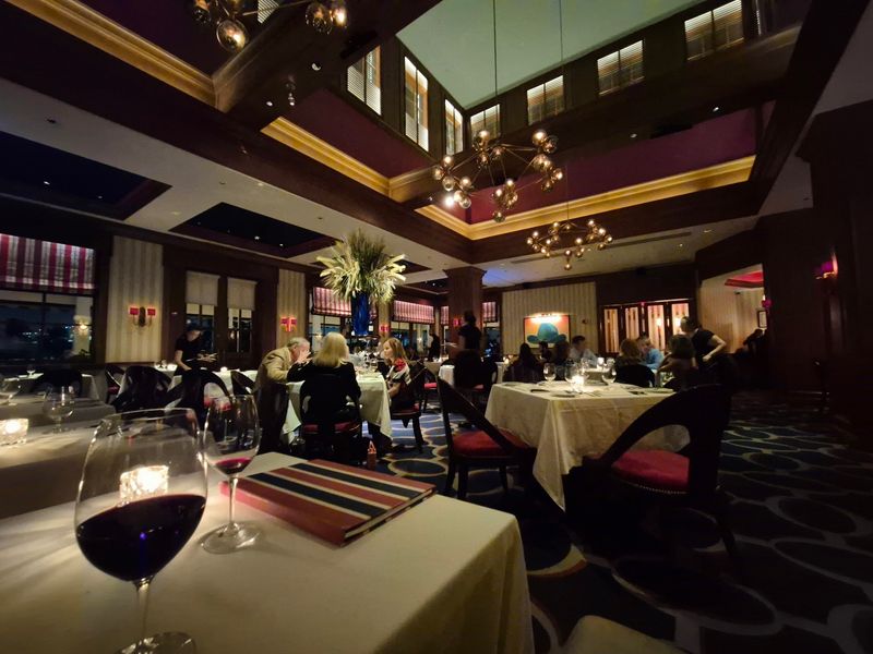 An Elegant Room With Old-School Manners An Elegant Room With Old-School Manners