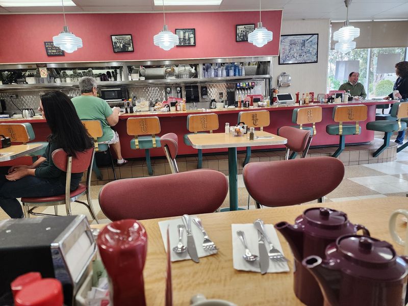 An Old-School Atmosphere With No Pretense An Old-School Atmosphere With No Pretense