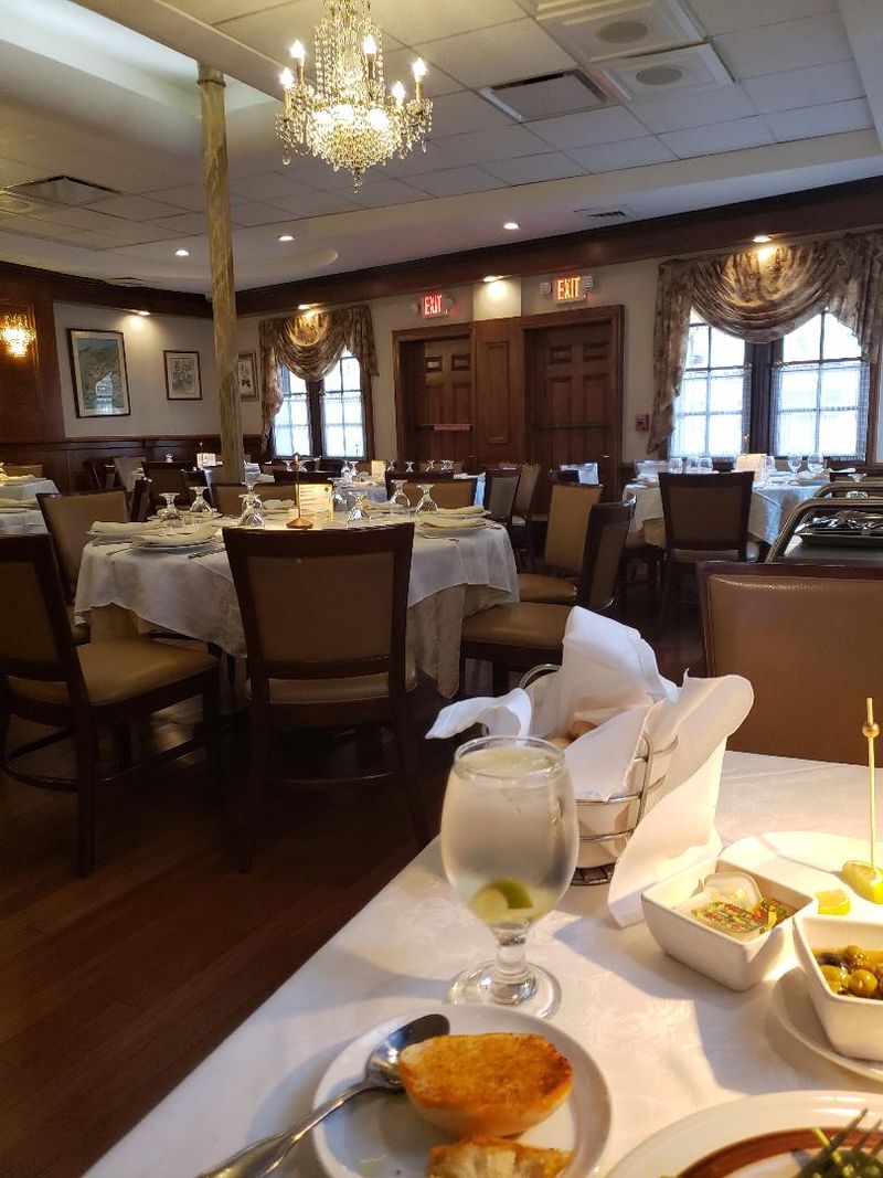 An Old-World Dining Room That Feels Grand An Old-World Dining Room That Feels Grand