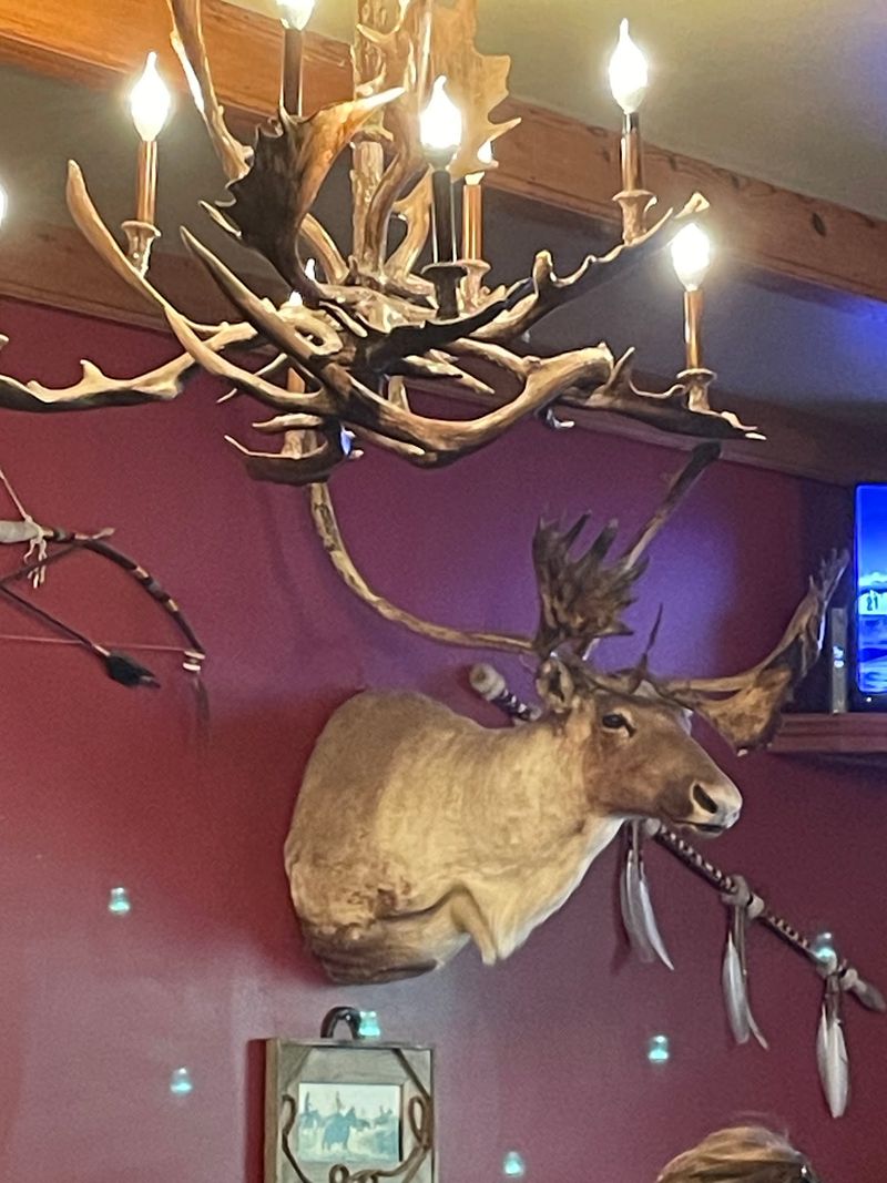 Antler Chandeliers And Hunting-Cabin Charm Antler Chandeliers And Hunting-Cabin Charm