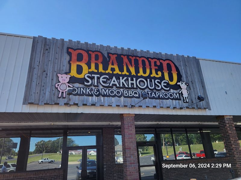 Branded Steakhouse Oink & Moo BBQ, Richmond, MO