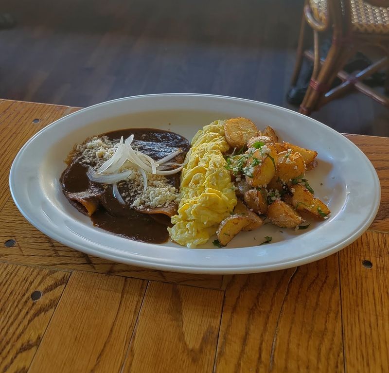 Brunch Plates, Delivery Bags, and Patio Tables