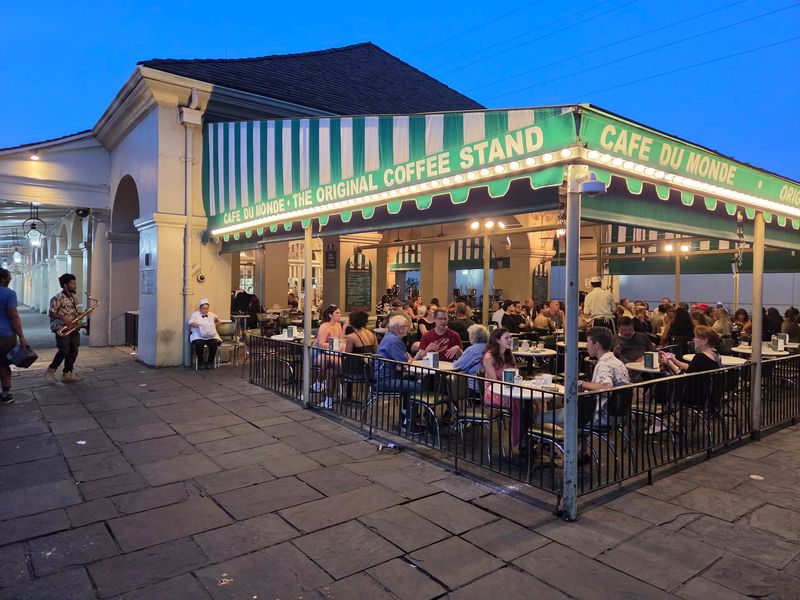 Cafe Du Monde, New Orleans, LA Cafe Du Monde, New Orleans, LA