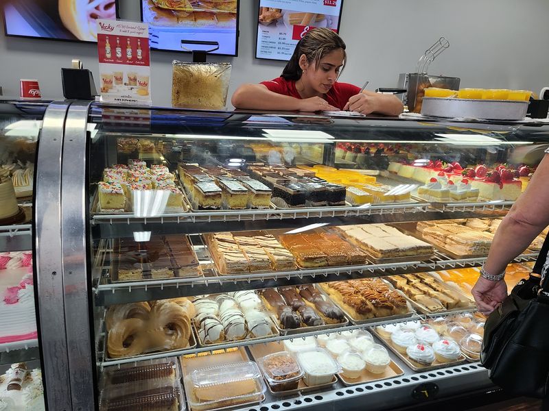 Coffee, Sweets, and Cases Worth Browsing Coffee, Sweets, and Cases Worth Browsing