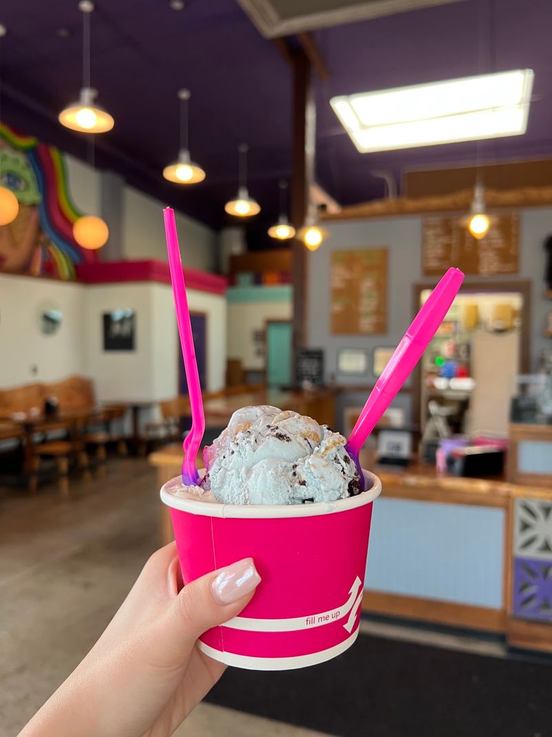 Color-Changing Spoons and Free Sprinkles