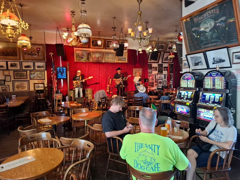 Crowds, Staff, and the Ordering Setup