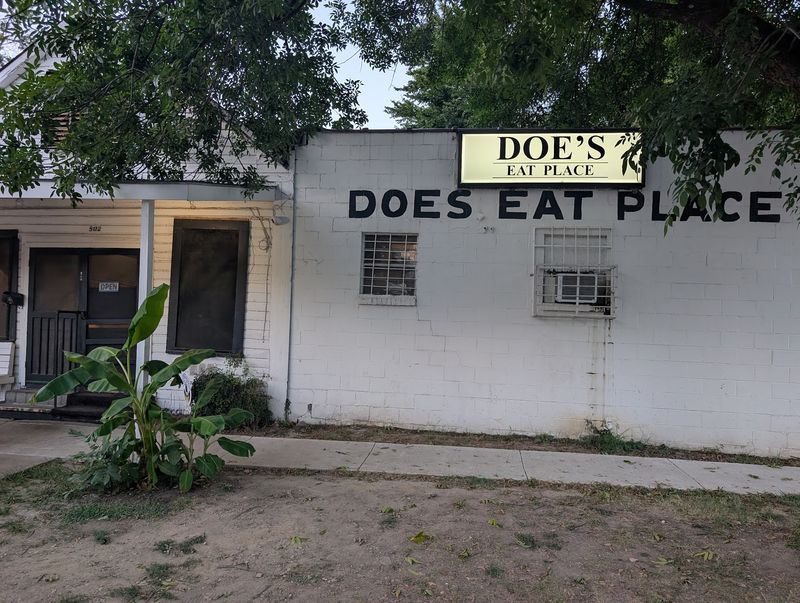 Doe's Eat Place, Greenville, MS