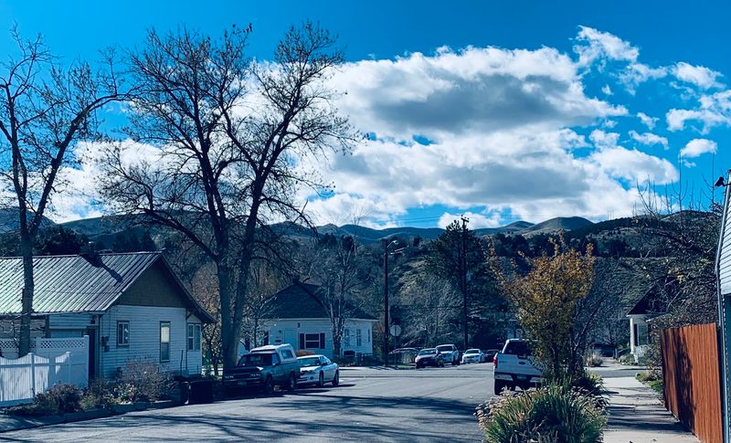 Foothill Views That Frame Every Corner