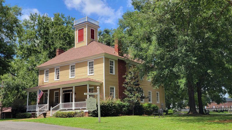 Historic Houses and Old-Fashioned Charm Historic Houses and Old-Fashioned Charm
