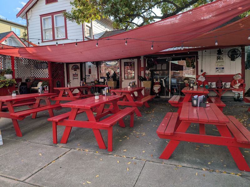 Kitsch Inside, Shade Outside