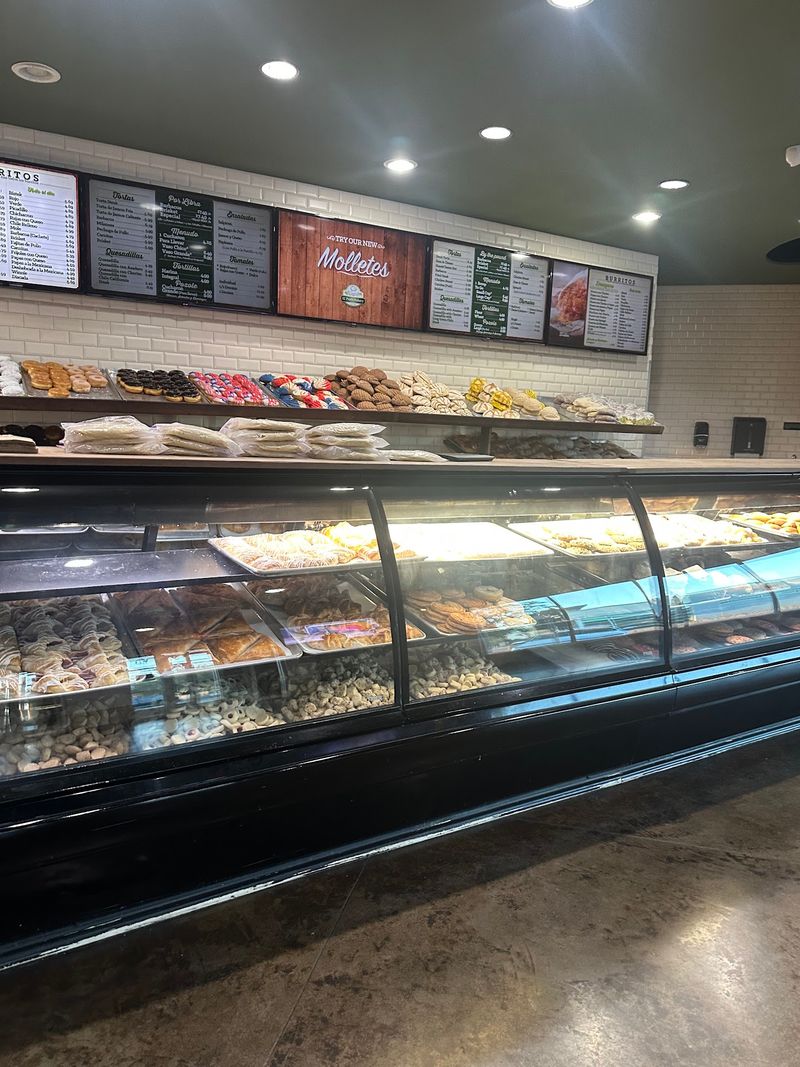 Lines, Counters, and Early Crowds