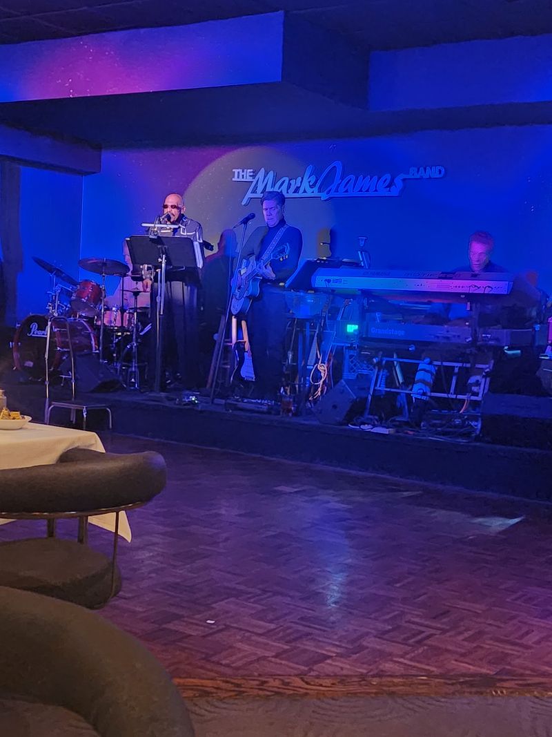 Live Bands Between the Courses