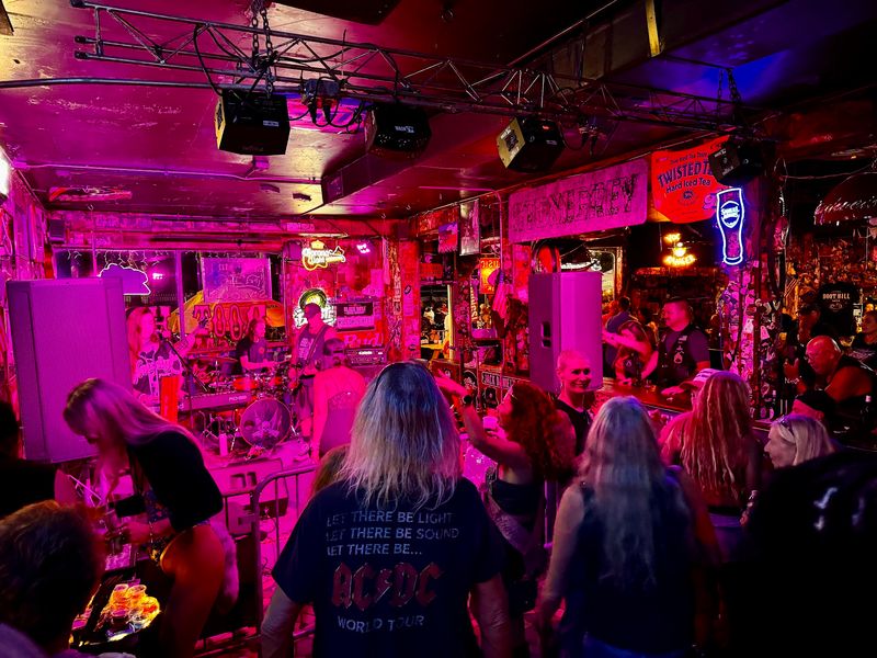 Live Bands Take The Stage