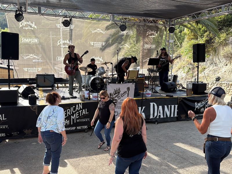 Live Music That Keeps the Place Buzzing