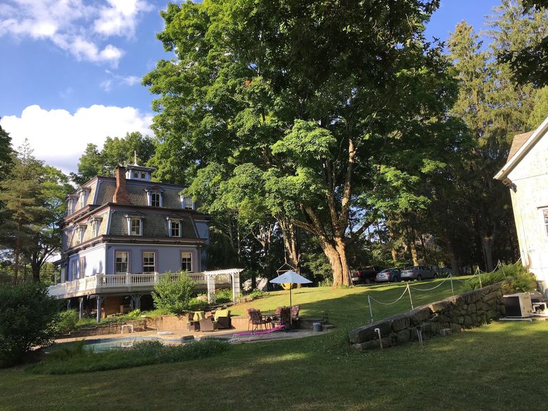 Location, Amenities, and Nearby Attractions