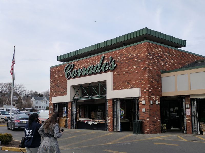 Main Avenue's Hungry Landmark