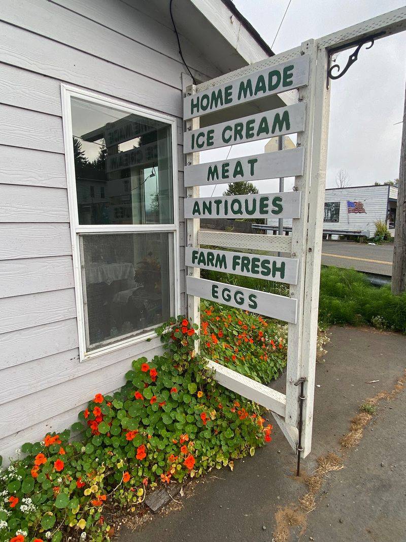 Nestucca Bay Creamery Cheese Shop, Cloverdale, OR