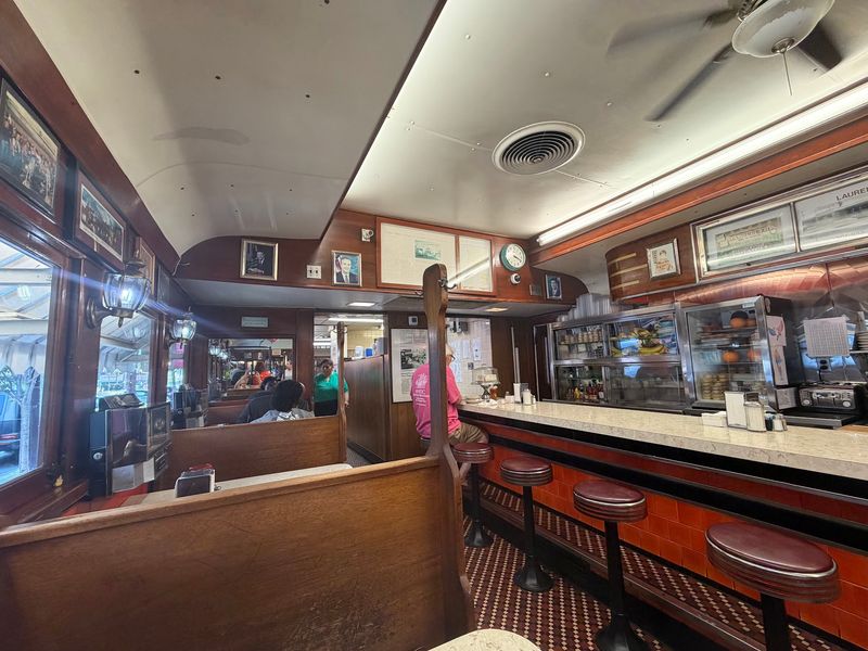 Old-School Booths and an Open Kitchen