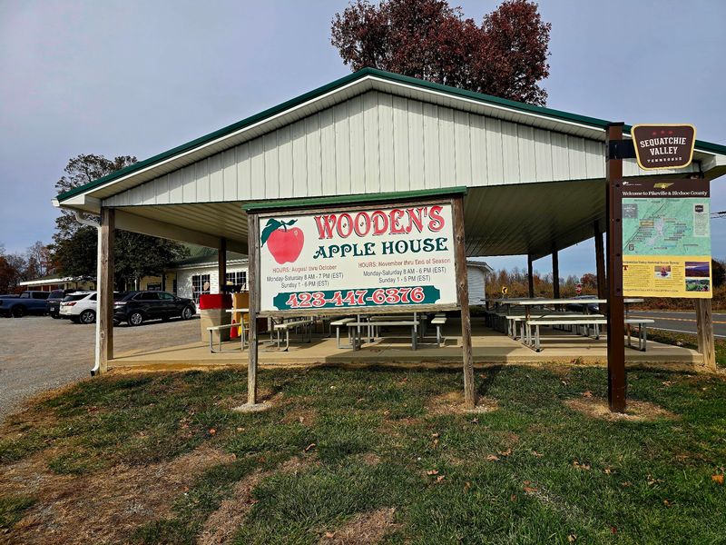 Oren Wooden's Apple House, Pikeville, TN Oren Wooden's Apple House, Pikeville, TN