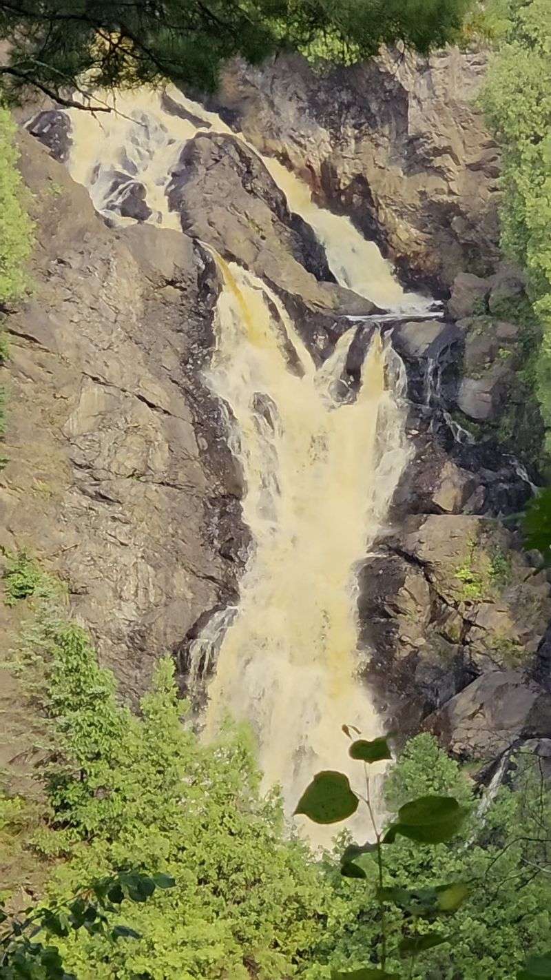 Overlooks on Both Sides of the River