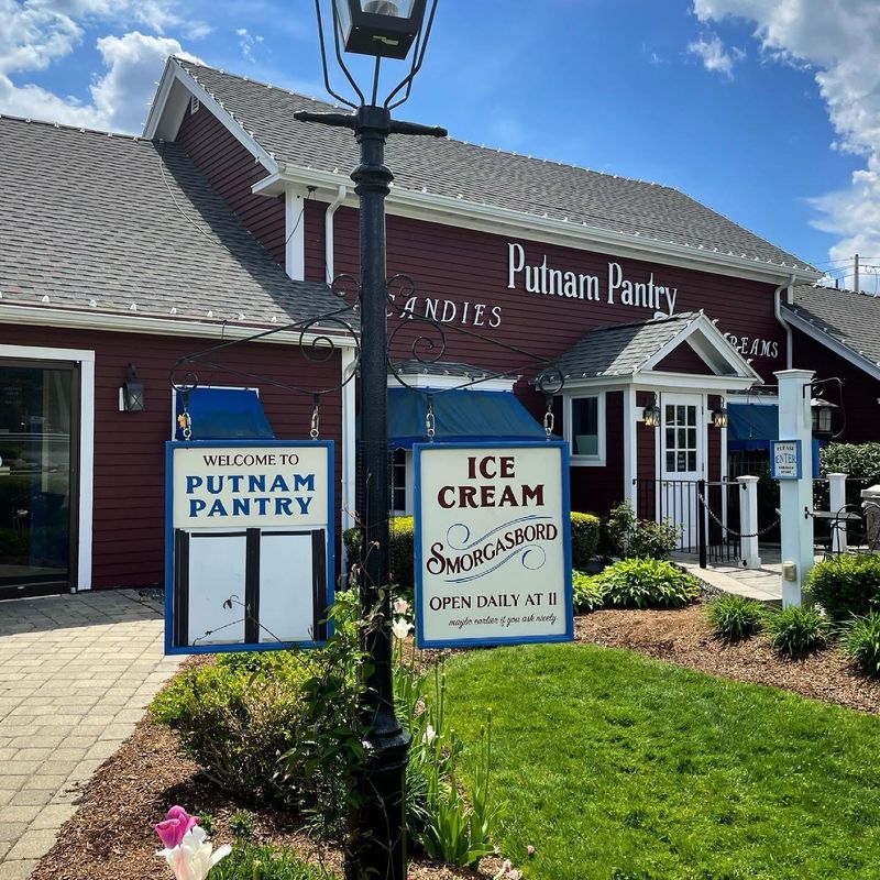Putnam Pantry Candies, Ice Creams & Cafe, Danvers, MA