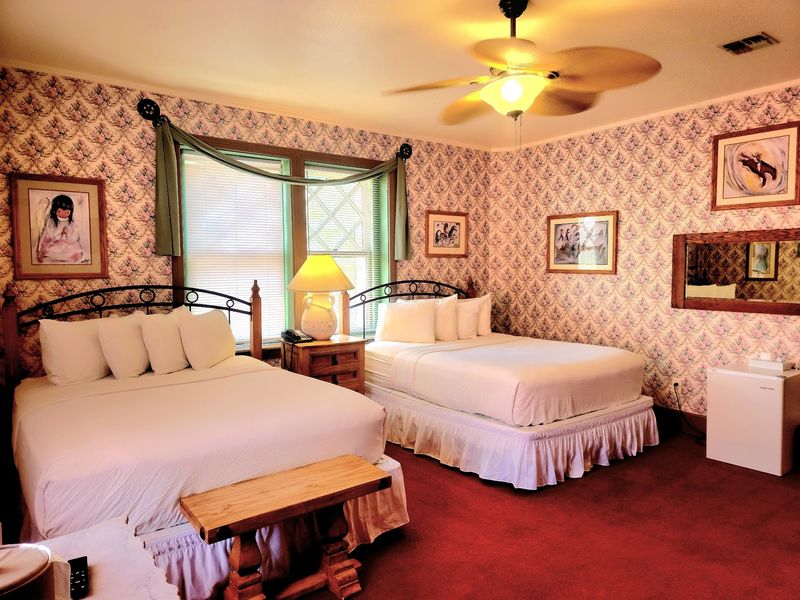 Rooms That Range From Traditional to Colorful Rooms That Range From Traditional to Colorful