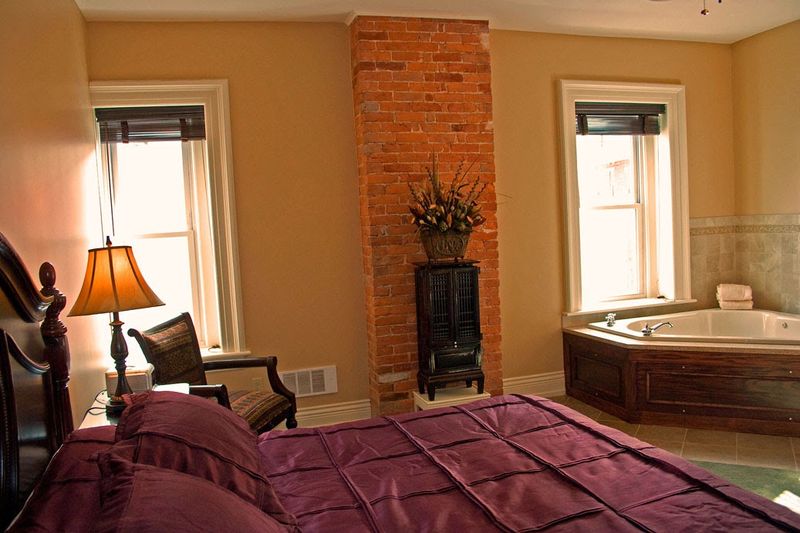 Rooms With Whirlpool Tubs and Fireplaces