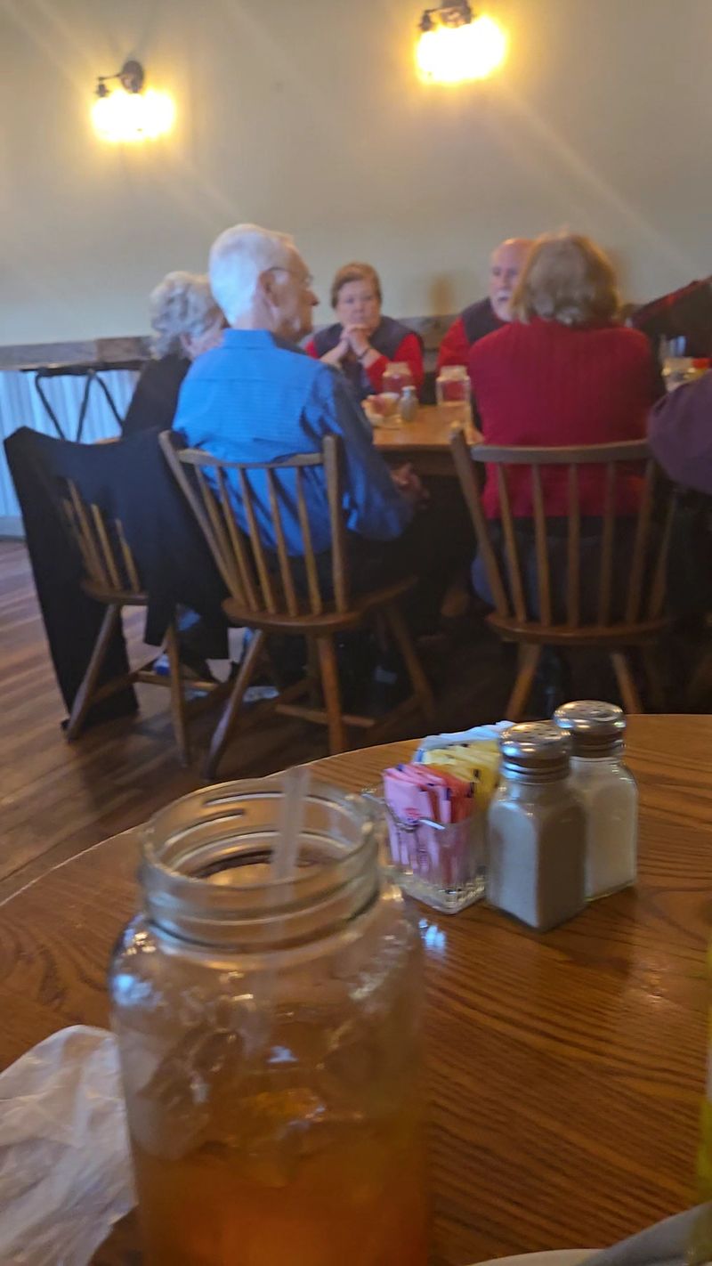Servers Who Treat Strangers Like Regulars Servers Who Treat Strangers Like Regulars