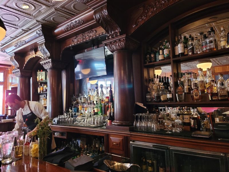 Service That Turns First-Timers Into Regulars Service That Turns First-Timers Into Regulars