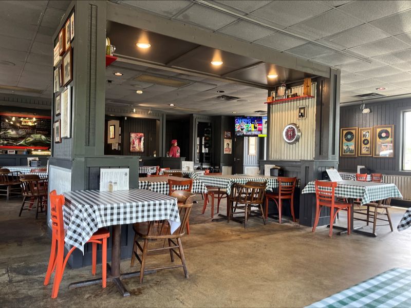 Small-Town Friendliness in a Suburban Dining Room