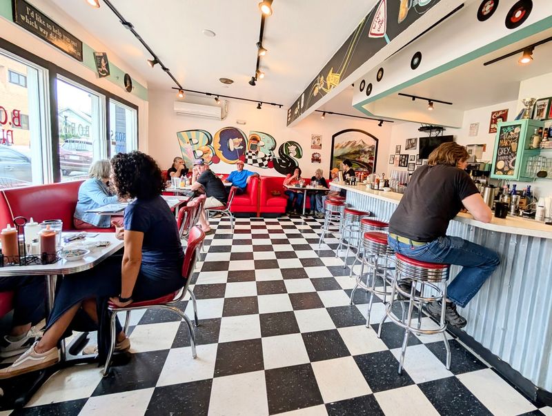 Step Back Into a 1960s Atmosphere Step Back Into a 1960s Atmosphere